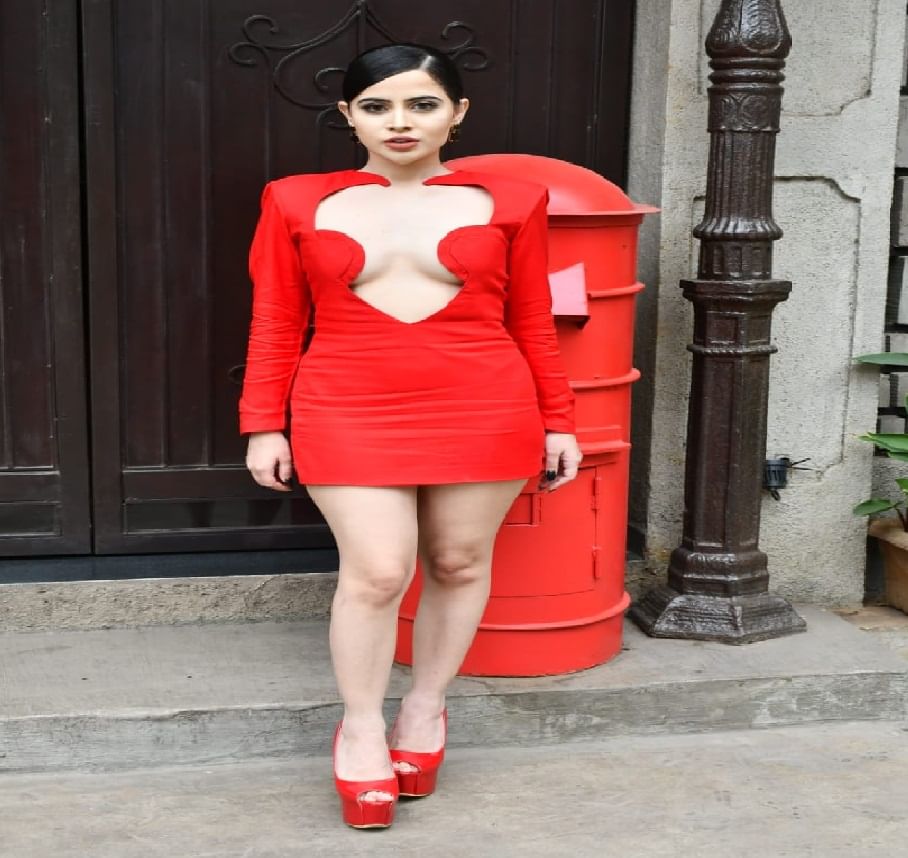 उर्फी जावेदने लाल रंगाच्या पोस्ट बॉक्स समोर फोटो काढला. तिच्या कपड्यांचा आणि  या पोस्ट बॉक्सचा रंग अगदी सेम टू सेम आहे. 