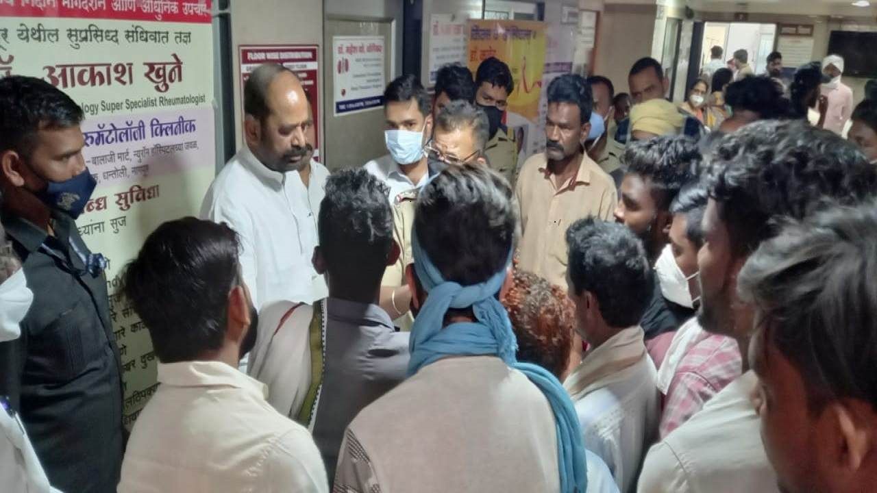Chandrapur | कोळसा वसाहतीत गटार लाईनची स्वच्छता, 2 कामगारांचा गुदमरून मृत्यू Chandrapur | कोळसा वसाहतीत गटार लाईनची स्वच्छता, 2 कामगारांचा गुदमरून मृत्यू