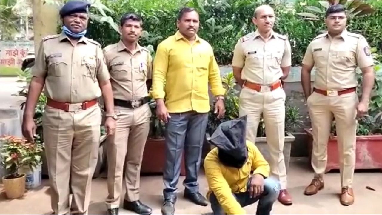 Ulhasnagar Crime : उल्हासनगरात पोलिसांकडून अट्टल बाईक चोराला बेड्या, बाईक चोरीच्या 11 गुन्ह्यांची उकल