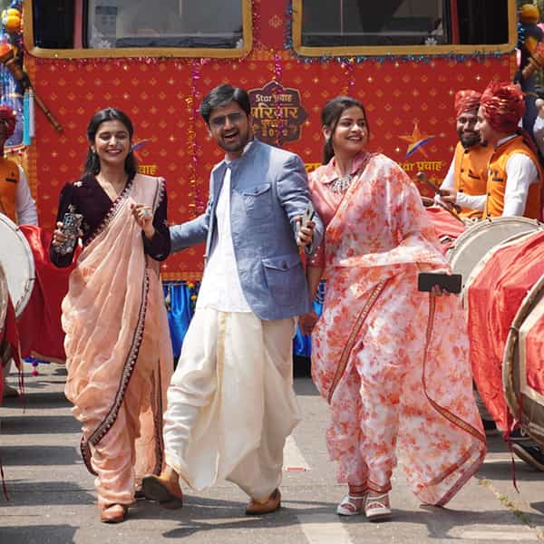स्टार प्रवाह वाहिनीवर 3 एप्रिलला स्टार प्रवाह परिवार पुरस्कार २०२२ पाहायला मिळणार आहे. यंदाच्या सोहळ्याचं खास आकर्षण म्हणजे भव्यदिव्य शोभायात्रा. उत्सवाच्या रंगात रंगून गेलेल्या या सोहळ्यात मराठी सणांचा जल्लोष पाहायला मिळणार आहे. स्टार प्रवाह परिवार पुरस्कारांचं हे दुसरं वर्ष आहे.