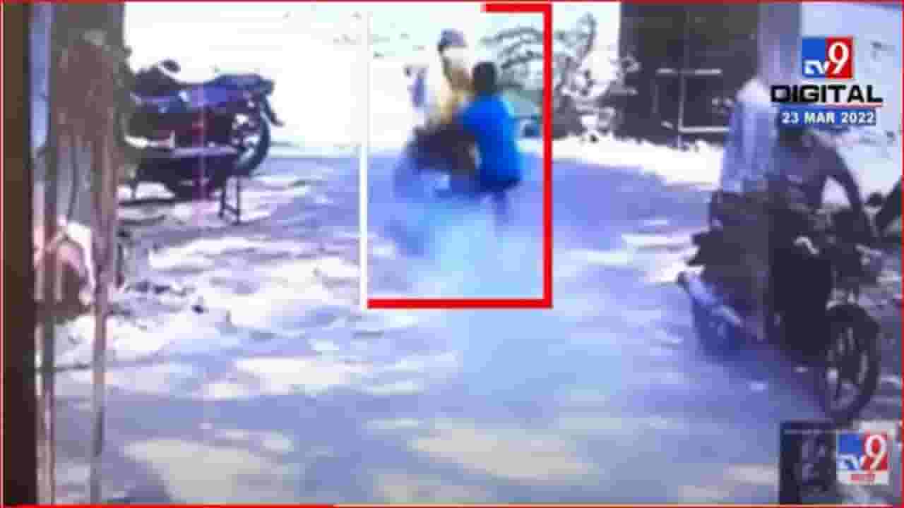 तरुणानं प्रसंगावधान राखत वृद्ध दाम्पत्याला वाचवलं, घटना सीसीटीव्हीत कैद