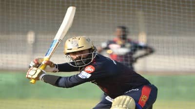 ...म्हणून एबी डिव्हिलियर्स यंदा IPL खेळणार नाही, दिनेश कार्तिकने सांगितलं कारण