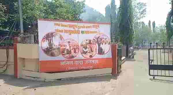 आपलं ठेवायचं झाकून, दुसऱ्याचं बघायचं वाकून... Beed शिवसेना जिल्हाध्यक्षाने फडणवीसांचे फोटो Banner वर झळकवले