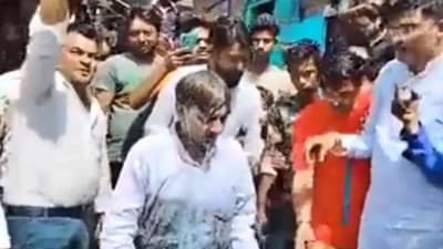 सफाई अशी काही केली, की नगरसेवकाला नायक सिनेमाप्रमाणं घातली दुधानं अंघोळ, Video viral