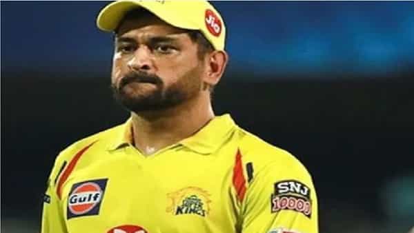 मुंबईमध्ये शनिवारपासून इंडियन प्रीमियर लीगची स्पर्धा (IPL 2022) सुरु होत आहे. प्रेक्षकांना स्टेडियममध्ये जाऊन सामना पाहण्याची परवानगी देण्यात आली आहे. स्टेडियमच्या एकूण क्षमतेपैकी 25 टक्के प्रेक्षकांना स्टेडियममध्ये प्रवेशाची परवानगी देण्यात आली आहे. मुंबईच्या वानखेडे स्टेडियमवर विद्यमान चॅम्पियन चेन्नई सुपर किंग्स आणि कोलकाता नाइट रायडर्समध्ये (CSK vs KKR) पहिला सामना होणार आहे.