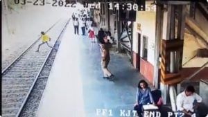 CCTV Video: समोरुन सुपरफास्ट एक्स्प्रेस आली अन् त्यानं थेट उडी घेतली, जवानानं जे केलं त्याला 'धाडस' म्हणतात