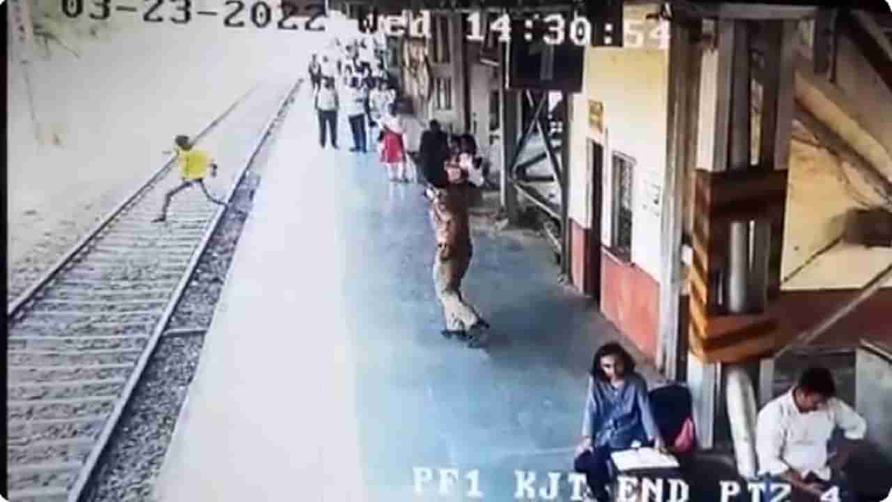 CCTV Video: समोरुन सुपरफास्ट एक्स्प्रेस आली अन् त्यानं थेट उडी घेतली, जवानानं जे केलं त्याला धाडस म्हणतात