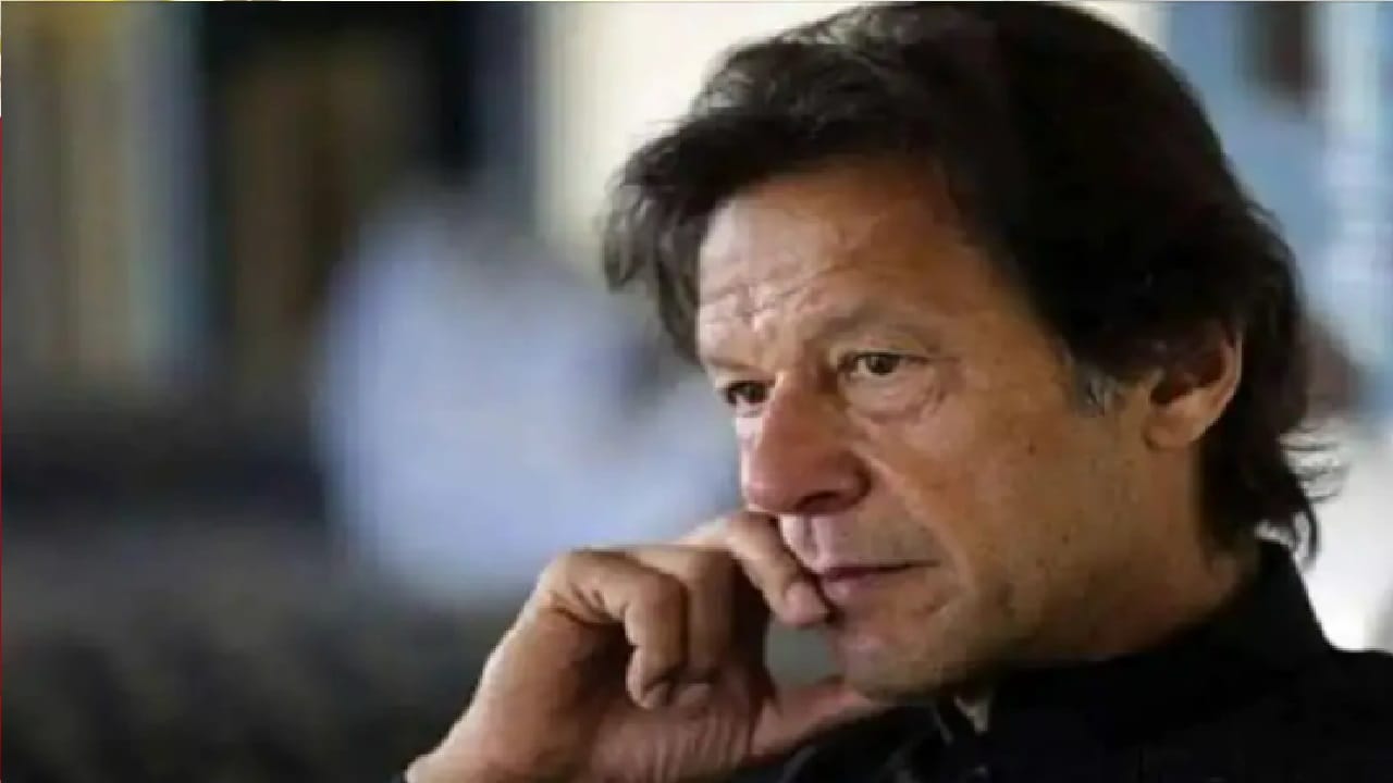 Explained: इमरान खान यांच्या खुर्चीवर टांगती तलवार, अविश्वास प्रस्तावापूर्वीच सेना प्रमुखांनी मागितला राजीनामा, या 3 कारणांमुळे ओढवली परिस्थिती.. Explained: इमरान खान यांच्या खुर्चीवर टांगती तलवार, अविश्वास प्रस्तावापूर्वीच सेना प्रमुखांनी मागितला राजीनामा, या 3 कारणांमुळे ओढवली परिस्थिती..