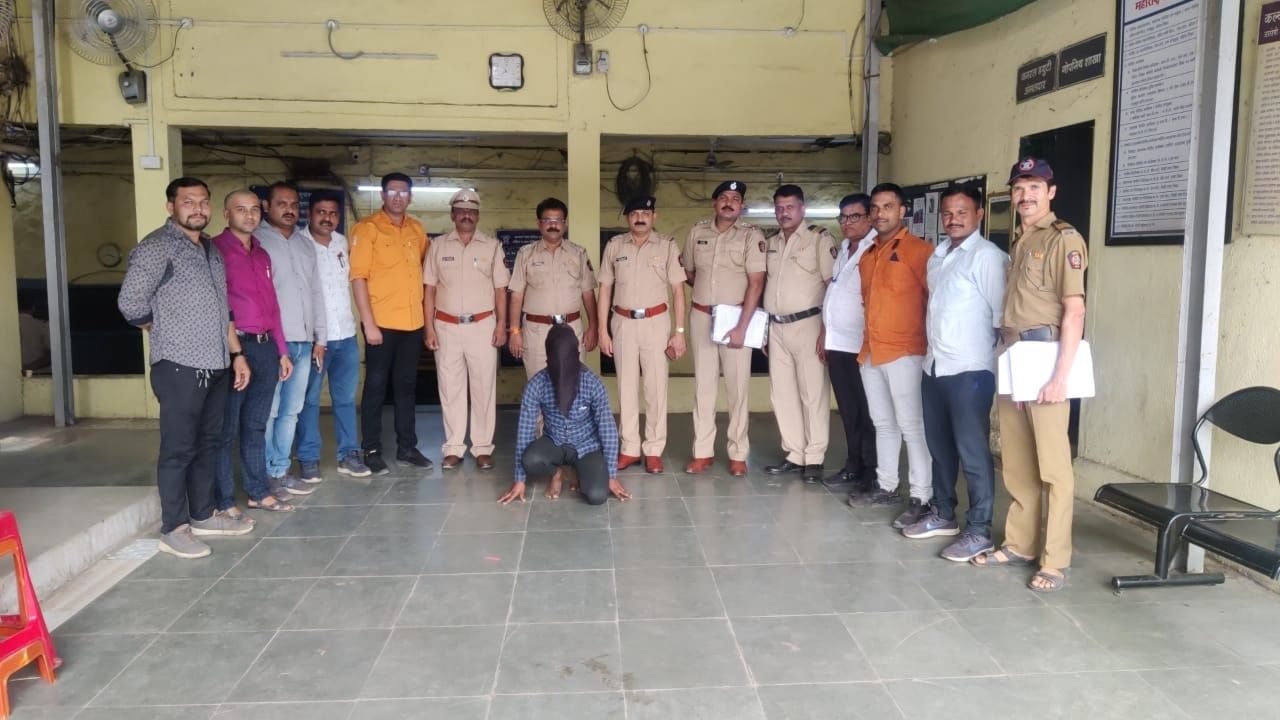 फटका चोरट्याला कल्याण रेल्वे पोलिसांनी ठोकल्या बेड्या, महिला प्रवाशांचे मोबाईल चोरायचा फटका चोरट्याला कल्याण रेल्वे पोलिसांनी ठोकल्या बेड्या, महिला प्रवाशांचे मोबाईल चोरायचा