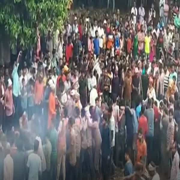 पारंपरिक लोककला व संस्कृती आणि धार्मिक प्रथा- परंपरा वैशिष्ट्यपूर्णरित्या जोपासत कोकणात मोठ्या उत्साहात शिमगोत्सव साजरा होतो. कोकणातील गावोगावी या अशा अनोख्या परंपरा खास शिमगोत्सवात पाहायला मिळतात.