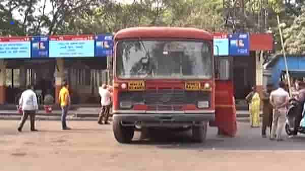ST employees strike : आडमुठी भूमिका कायम! स्वारगेट आगारातले कर्मचारी अजूनही संपावरच