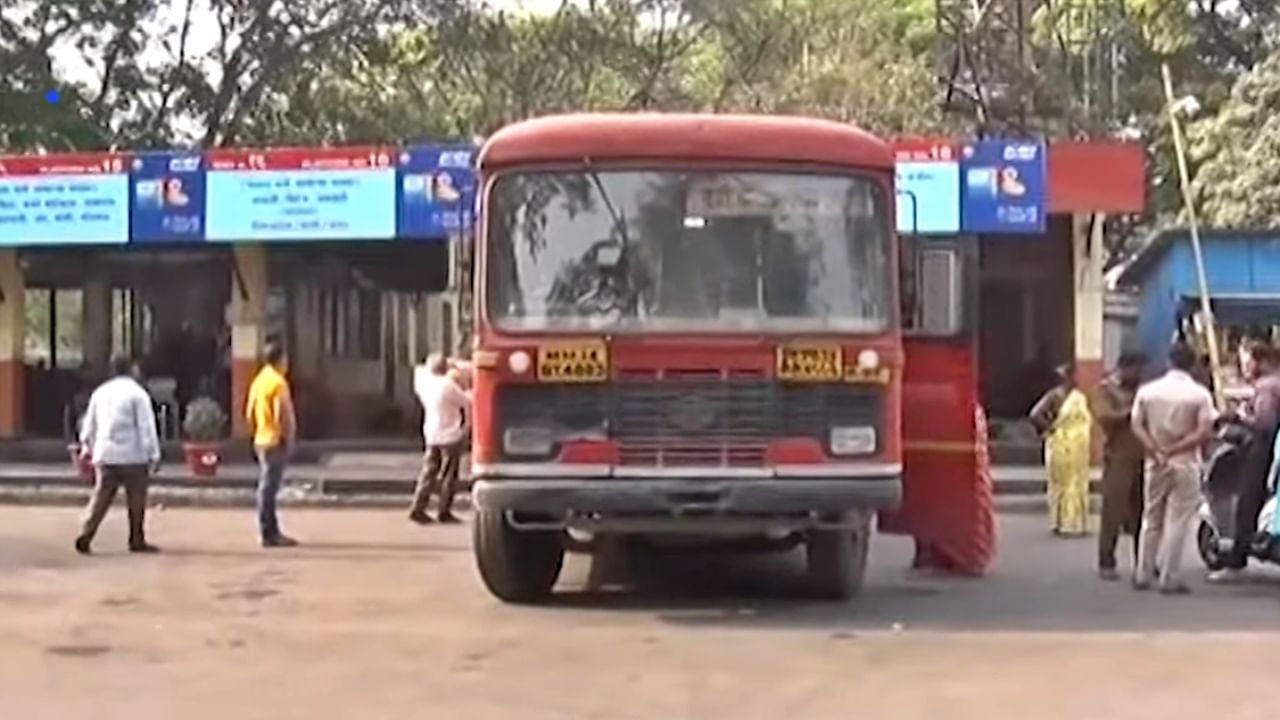 ST employees strike : आडमुठी भूमिका कायम! स्वारगेट आगारातले कर्मचारी अजूनही संपावरच