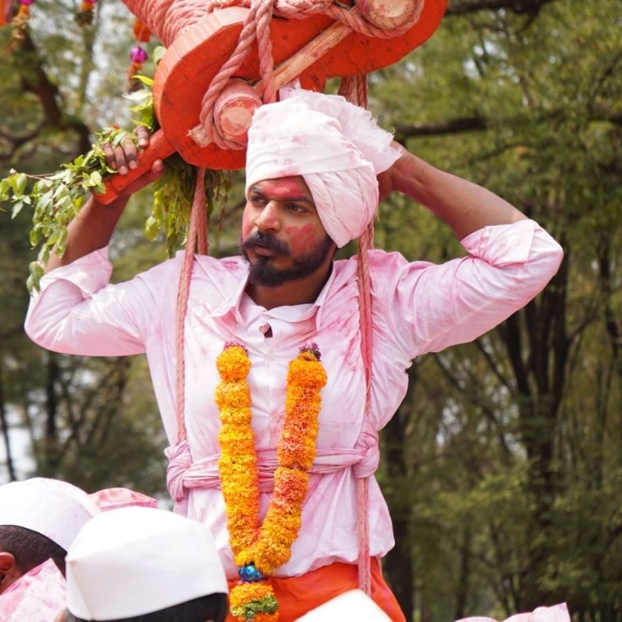 झी मराठी वाहिनीवरील 'मन झालं बाजिंद' (Man Jhala Bajind) या लोकप्रिय मालिकेत सातारा-वाई या भागातील प्रसिद्ध बगाड यात्रा (Bagad Yatra) दाखवण्यात येणार आहे. वाई येथील फुलेनगर - शहाबाग येथील अनेक वर्षांची परंपरा असलेले बगाड या मालिकेच्या निमित्ताने सगळ्यांना पाहायला मिळेल. 
