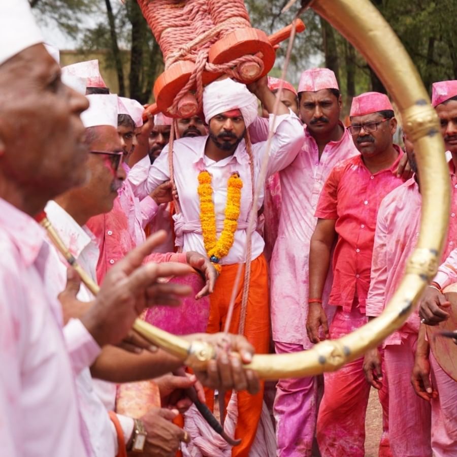 देवीला नवस करायचा आणि बगाड घ्यायचं असं राया ठरवतो. पण ज्या लोकांचा नवस पूर्ण होतो त्यांनाच बगाडाचा मान मिळत असतो. या मुद्द्यावर गावकरी त्याला विरोध करतात. पण या विरोधाला न जुमानता तो कौल लावतो आणि यंदाचा बगाड्याचा मान रायभान विधाते याला मिळतो. 
