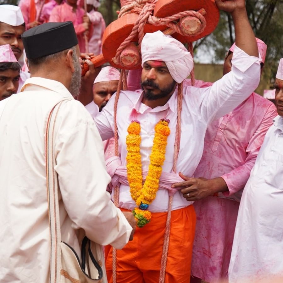 बगाड यात्रेच्या विशेष प्रसंगाबद्दल बोलताना राया म्हणजेच अभिनेता वैभव चव्हाण म्हणाला, "आम्ही वाईमधील फुलेनगर-शहाबाग येथे हा प्रसंग चित्रित केला. हा प्रसंग चित्रित करणं सोपं नव्हतं, पण या गावातील रहिवाश्यांनी आम्हाला खूप सहकार्य केलं. 'बगाडं'म्हणजे काय आणि त्यासाठी लागणारी मेहनत काय असते? हे सगळं आम्हाला इथल्या स्थानिकांनी सांगितलं. त्यामुळे आम्हाला देखील या परंपरेची ओळख झाली आणि आता प्रेक्षकांना सुद्धा ही बगाड यात्रा पाहायला मिळेल व हे आगामी भाग प्रेक्षकांना खूप आवडतील याची मला खात्री आहे."  
