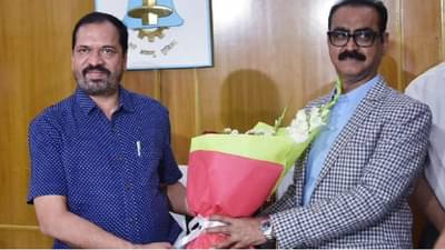 नाशिकच्या महापालिका आयुक्तपदाची सूत्रे रमेश पवारांनी स्वीकारली; पालिकेला आर्थिक संकटातून बाहेर काढण्याचे आव्हान