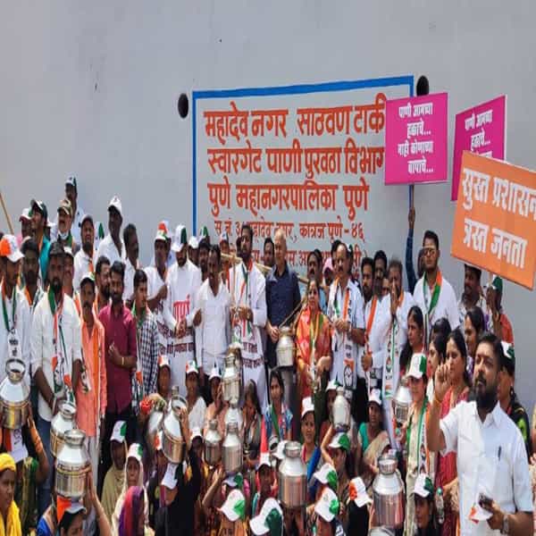 उन्हाळा सुरु होताच शहारतील अनेक भागात पाण्याचा तुटवडा जाणवत आहे. पुण्यातील दत्तनगर, भारतनगर, महादेव नगर आदी भागांत पाणी येत नसल्याने राष्ट्रवादी काँग्रेस आक्रमक होत रस्त्यावर उतरली होती.