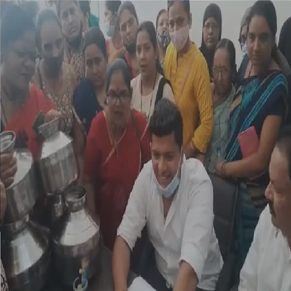 नवी मुंबईतील पाणी प्रश्न पेटला आहे. मागील काही महिन्यांपासून उलवे नोड परिसरात पाणी प्रश्न गंभीर झालाय.अनियमित पाणी पुरवठा, कमी दाबाने पाणी पुरवठा, अवेळी पाणी पुरवठा अशा अनेक समस्यांना उलवेमधील नागरिकांना तोंड द्यावं लागतंय. पाणी प्रश्नावरून नागरिक संतप्त झालेत
