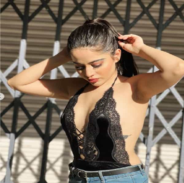 ‘बिग बॉस ओटीटी’ फेम उर्फी जावेद तिच्या फॅशन सेन्समुळे चर्चेत असते. ती अनेकदा तिचे फोटो सोशल मीडियावर शेअर करत असते. चाहत्यांना तिचा लूक खूप आवडतो. परंतु, त्यामुळे अनेकदा तिला प्रचंड ट्रोल देखील केलं जातं. उर्फीने पुन्हा एकदा तिचा अशाच बोल्ड ड्रेसमधील व्हिडीओ पोस्ट केला आहेत.