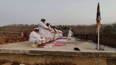 तबलिगींनी नमाजासाठी जागा विचारली, हिंदुंनी छतावर चटई टाकून दिली