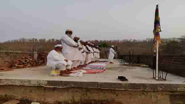 तबलिगींनी नमाजासाठी जागा विचारली, हिंदुंनी छतावर चटई टाकून दिली