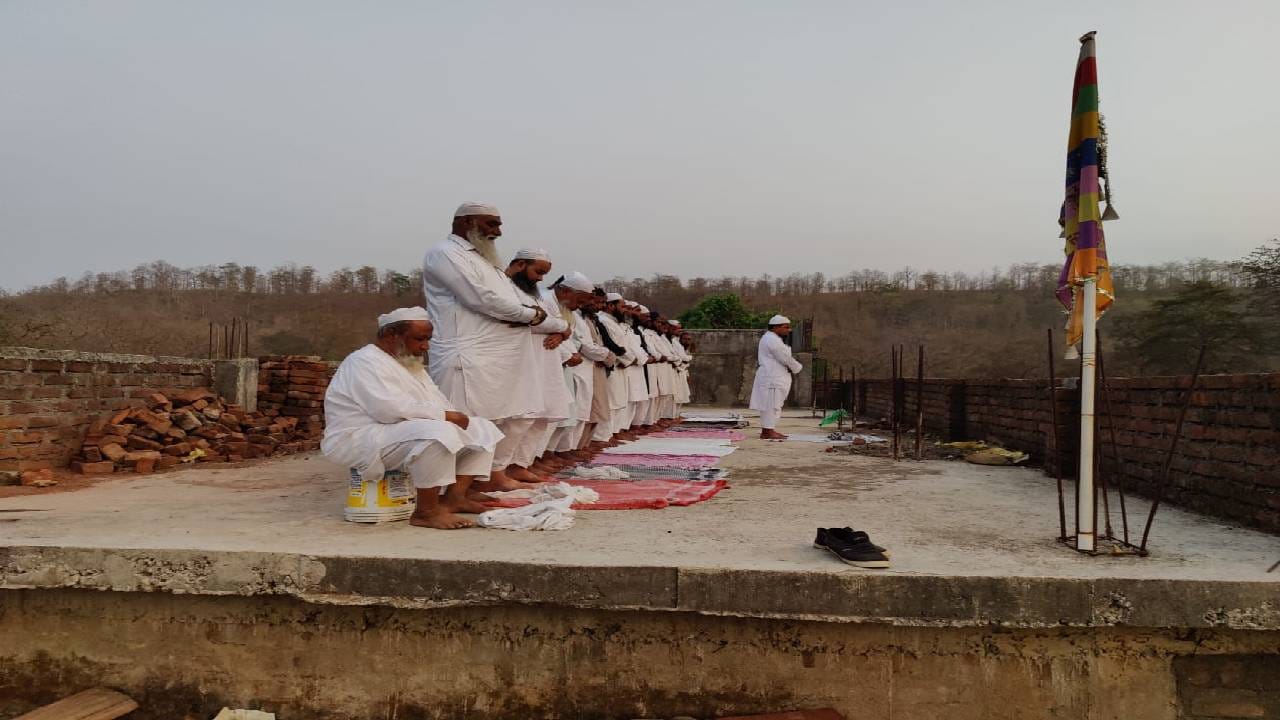 तबलिगींनी नमाजासाठी जागा विचारली, हिंदुंनी छतावर चटई टाकून दिली