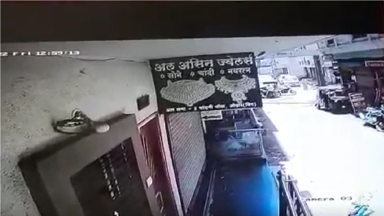 CCTV | तिसऱ्या मजल्यावरुन खाली पडला, Nashik मध्ये तीन वर्षांचा चिमुरडा आश्चर्यकारकरित्या बचावला