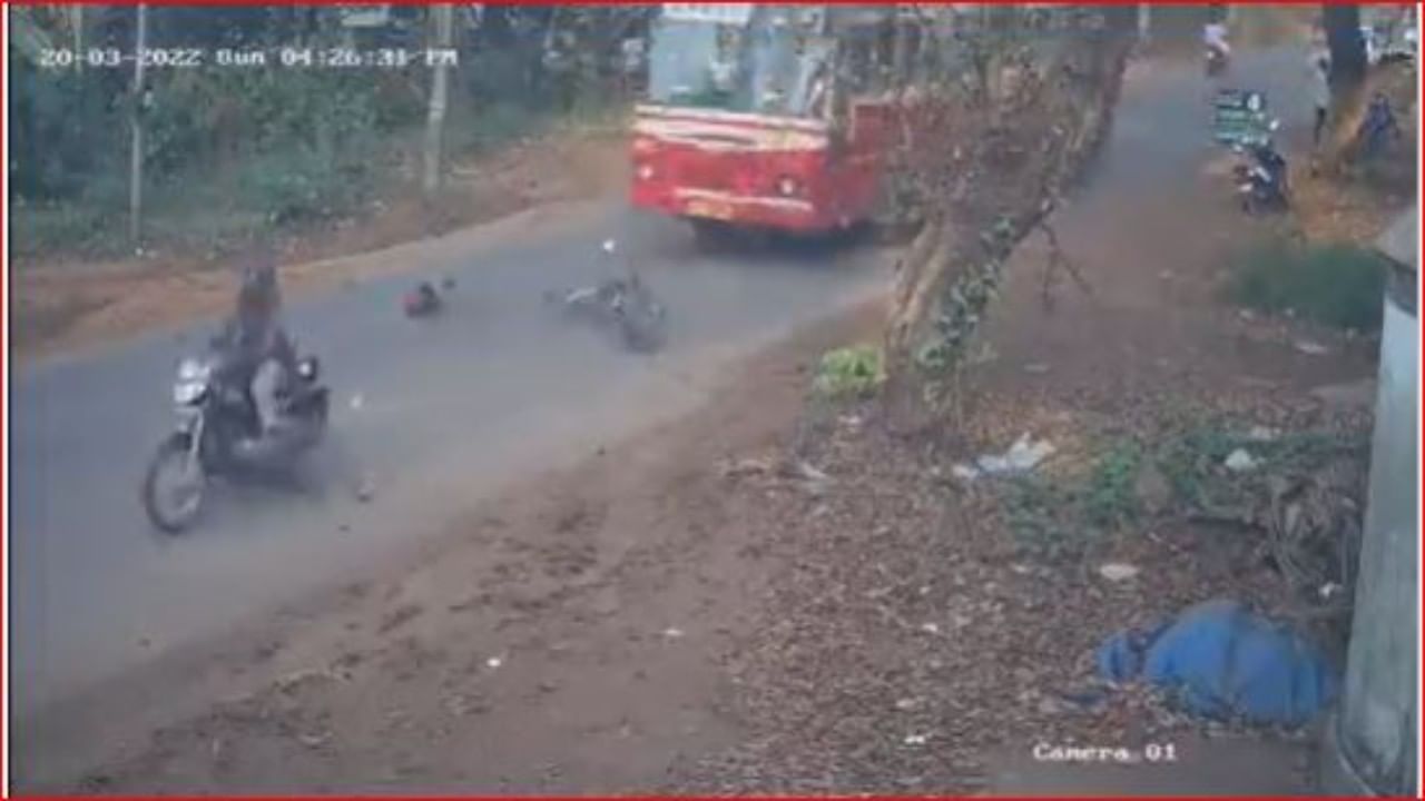 CCTV Video: एका बाजूनं बस आली, तिच्यापुढं बाईक सुसाट, मधात थेट पोराची सायकल घुसली, दैवावर विश्वास ठेवायला लावणारी घटना कॅमेऱ्यात कैद