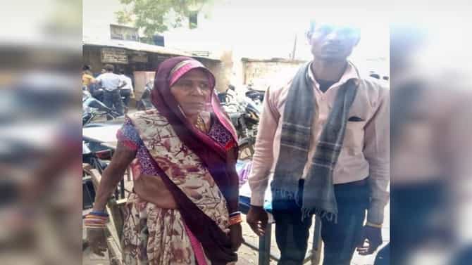 रामकली को हो गया भोलू से प्यार..; 39 वर्ष लहान असलेल्या तरुणासोबत Live in relationshipमध्ये राहतेय महिला