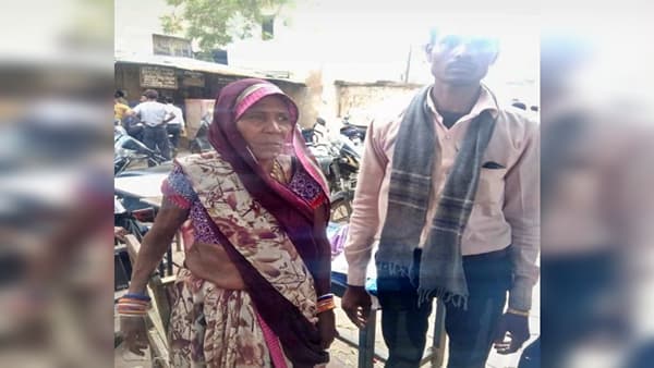 रामकली को हो गया भोलू से प्यार..; 39 वर्ष लहान असलेल्या तरुणासोबत Live in relationshipमध्ये राहतेय महिला