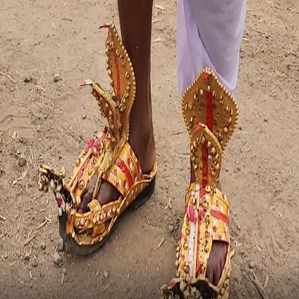 हौसेला मोल नाय हे म्हणतात ते काय खोटं नाही.हौशी माणसं आपली हौस पुर्ण करण्यासाठी वेगवेगळे मार्ग अवलंबतात सातारा जिल्ह्यात असेच एक हौशी व्यक्तीमत्व केराप्पा आहे जे चक्क 8 किलोची नागीण चप्पल वापरतात.