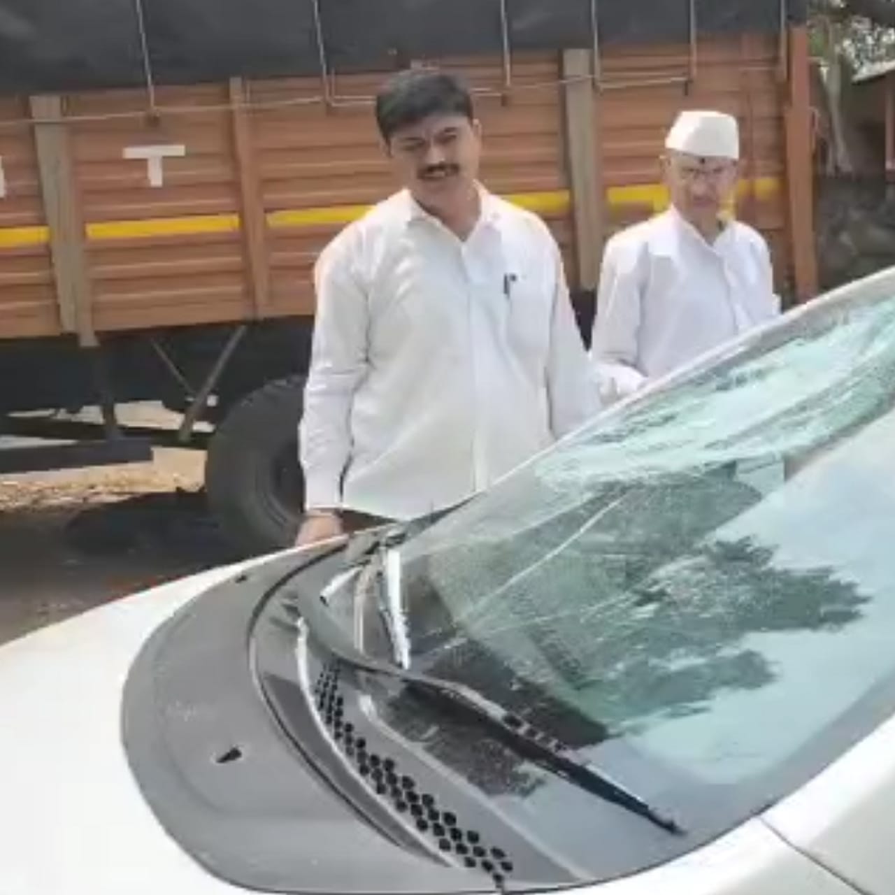 सातारा जिल्ह्यातील महाबळेश्वर येथील भाजपचे तालुकाध्यक्ष मधुकर बिरामणे  यांच्या दोन चार चाकी गाड्यांची अज्ञातांकडून तोडफोड करण्यात आल्याची घटना घडलीय. या प्रकरणी पोलीस स्टेशनला गुन्हा दाखल करण्यात आला आहे. तोडफोड का करण्यात आली याचं कारण समोर आलं नाही. 