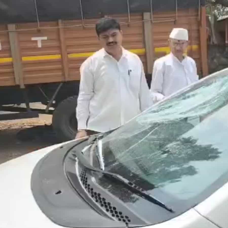 सातारा जिल्ह्यातील महाबळेश्वर येथील भाजपचे तालुकाध्यक्ष मधुकर बिरामणे यांच्या दोन चार चाकी गाड्यांची अज्ञातांकडून तोडफोड करण्यात आल्याची घटना घडलीय. या प्रकरणी पोलीस स्टेशनला गुन्हा दाखल करण्यात आला आहे. तोडफोड का करण्यात आली याचं कारण समोर आलं नाही.