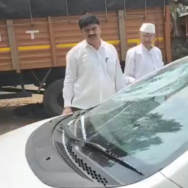 सातारा जिल्ह्यातील महाबळेश्वर येथील भाजपचे तालुकाध्यक्ष मधुकर बिरामणे यांच्या दोन चार चाकी गाड्यांची अज्ञातांकडून तोडफोड करण्यात आल्याची घटना घडलीय. या प्रकरणी पोलीस स्टेशनला गुन्हा दाखल करण्यात आला आहे. तोडफोड का करण्यात आली याचं कारण समोर आलं नाही.