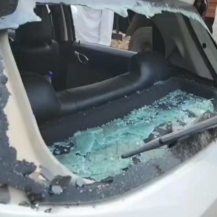 साताऱ्यातील महाबळेश्वर येथील भाजपचे तालुकाध्यक्ष मधुकर बिरामणे यांच्या 2 चार चाकी गाड्यांची आज अज्ञात व्यक्तींनी काचा फोडून तसेच तोडफोड करून नुकसान केले आहे. तर शेतीसाठी जोडलेली पाईप लाईन ही जाळून टाकण्याचा प्रयत्न केला आहे.  