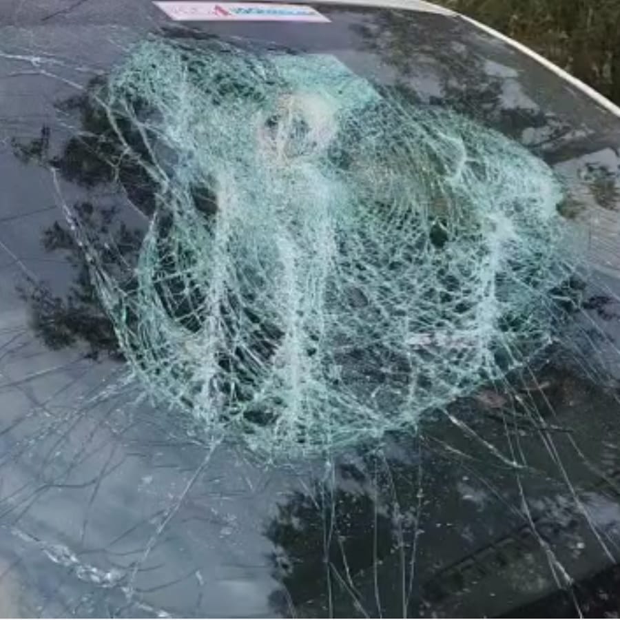 भाजप तालुकाध्यक्षांच्या गाडीची तोडफोड करण्यात आल्यानं महाबळेश्वरमध्ये खळबळ उडाली आहे. मधुकर बिरामणे यांनी यांच्या शेतातील पाईपलाईन देखील जाळण्याचा प्रयत्न झालाय. 