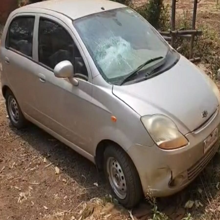 मधुकर बिरामणे यांच्या दोन चार चाकी पैकी एका चार चाकी वाहनाच्या सर्व काचा फोडण्यात आल्या आहेत. तर, जुन्या चारचाकीच्या समोरच्या भागातील काच देखील फोडण्यात आली आहे. 