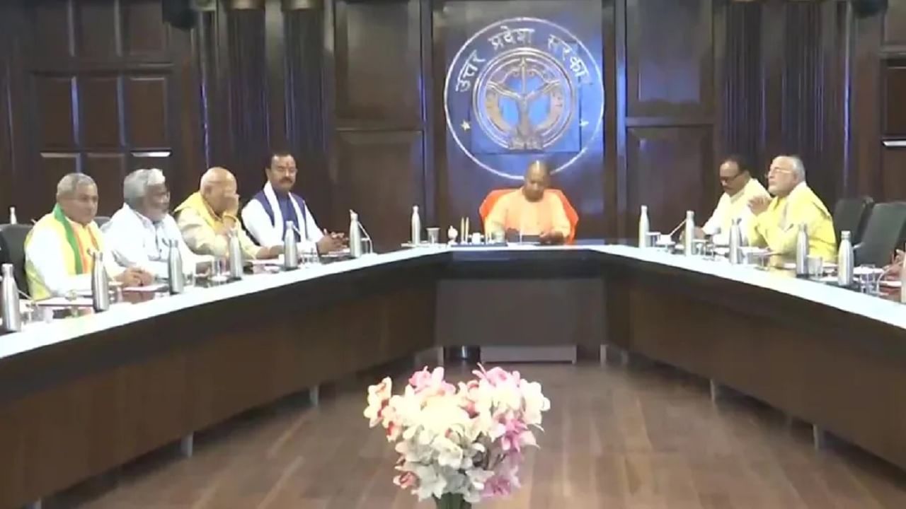 Yogi Cabinet : भाजपनं यूपीच्या मंत्रिमंडळात जातीय गणितं जुळवली, योगींच्या ठाकूर समाजाला किती मंत्रिपदं? Yogi Cabinet : भाजपनं यूपीच्या मंत्रिमंडळात जातीय गणितं जुळवली, योगींच्या ठाकूर समाजाला किती मंत्रिपदं?