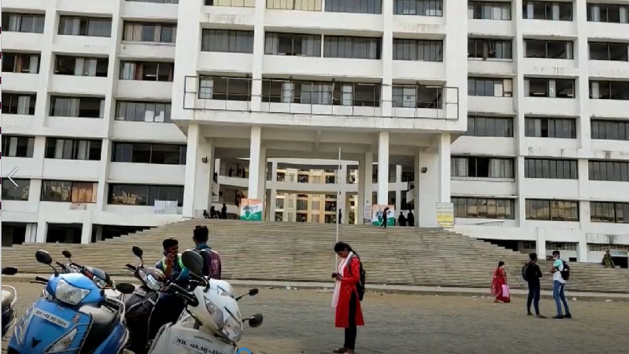 Virar News | मुस्लिम प्रिन्सिपल महिलेच्या राजीनाम्यानंतर हिजाब प्रकरणाची विरारमध्ये चर्चा, विवा कॉलेज आपल्या भूमिकेवर ठाम Virar News | मुस्लिम प्रिन्सिपल महिलेच्या राजीनाम्यानंतर हिजाब प्रकरणाची विरारमध्ये चर्चा, विवा कॉलेज आपल्या भूमिकेवर ठाम