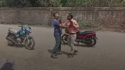 Video : महावितरणच्या अधिकाऱ्याला ग्राहकाकडून मारहाण, चाळीसगावमधील घटना, व्हिडीओ व्हायरल