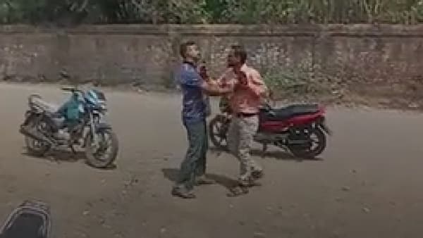 Video : महावितरणच्या अधिकाऱ्याला ग्राहकाकडून मारहाण, चाळीसगावमधील घटना, व्हिडीओ व्हायरल