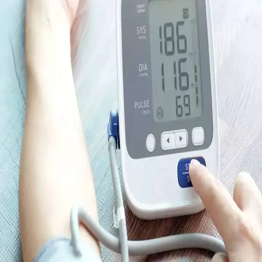 हृदयाशी संबंधित आजारांना आपल्यापासून दूर ठेवण्यात व्हिटॅमिन सी आणि अँटीऑक्सिडंट्स महत्त्वाची भूमिका बजावतात. रोज दुपारी एक ग्लास अननसाचा रस प्यावा. यामुळे शरीराला व्हिटॅमिन सी पुरेशा प्रमाणात मिळते.