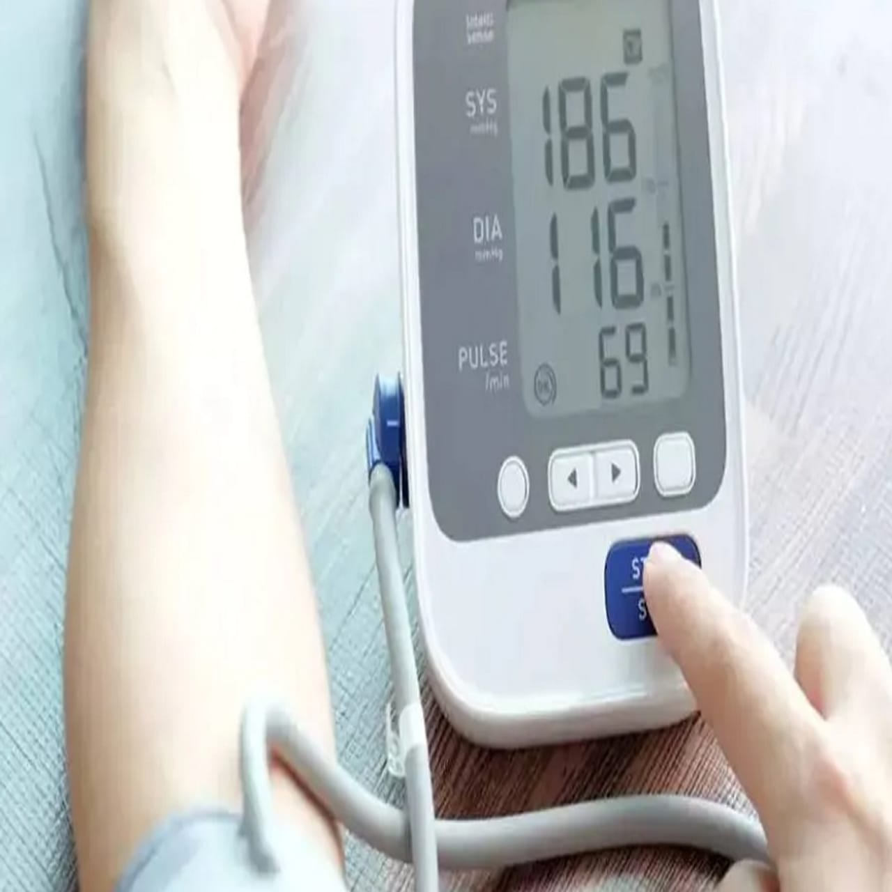 हृदयाशी संबंधित आजारांना आपल्यापासून दूर ठेवण्यात व्हिटॅमिन सी आणि अँटीऑक्सिडंट्स महत्त्वाची भूमिका बजावतात. रोज दुपारी एक ग्लास अननसाचा रस प्यावा. यामुळे शरीराला व्हिटॅमिन सी पुरेशा प्रमाणात मिळते.