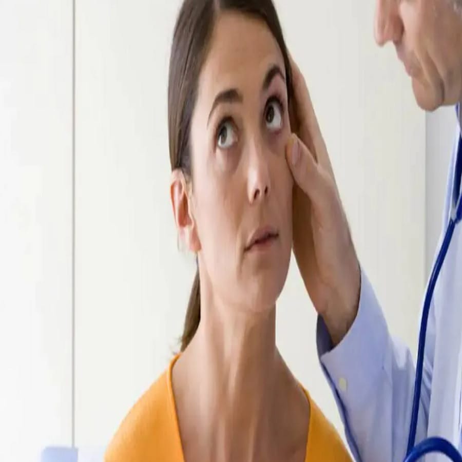 शरीरात रक्ताची कमतरता अनेक प्रकारच्या आरोग्य समस्यांना कारणीभूत ठरू शकते. मनुका आणि गूळ शरीरात रक्त तयार करण्याचे काम करतात.