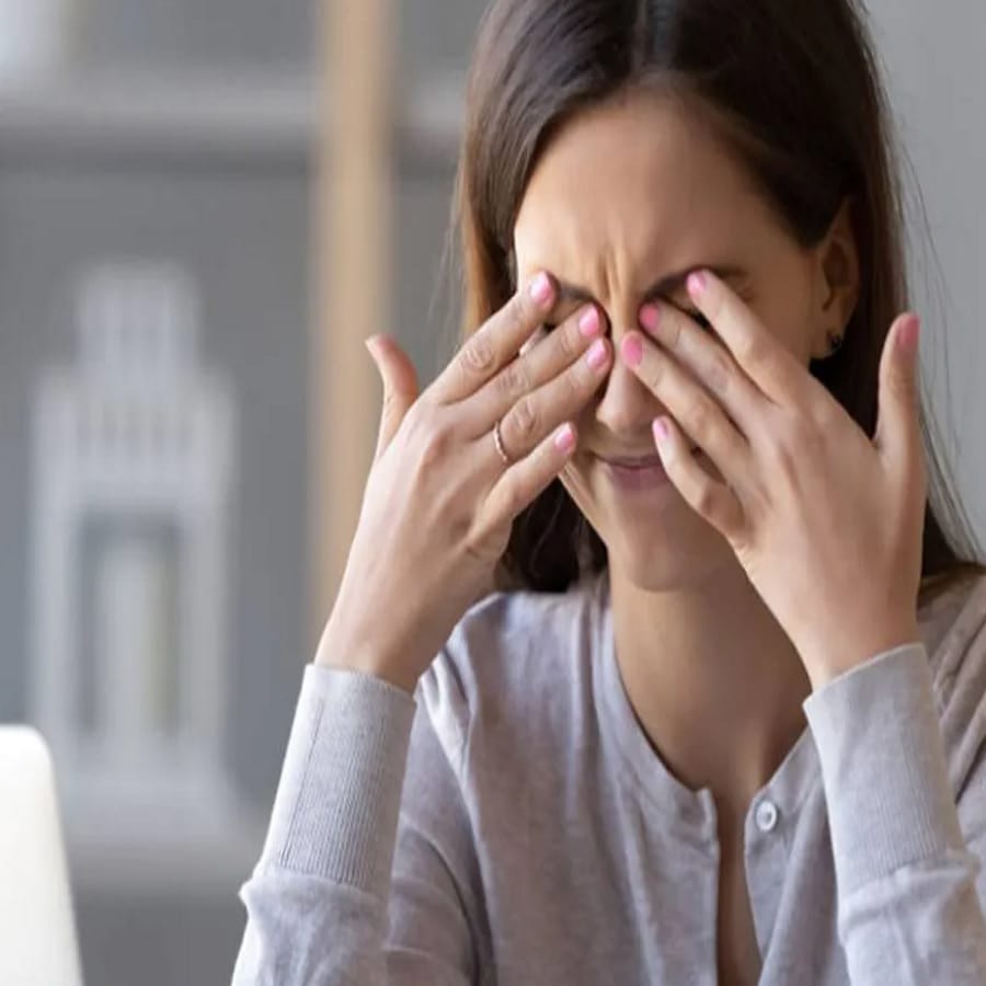 डोळ्यांची दृष्टी वाढवण्यासाठी आणि निरोगी राहण्यासाठी तुम्ही मनुका आणि गुळाचे पाणी पिऊ शकता. या दोन्हीमध्ये असलेले पोषक तत्व देखील डोळ्यांसाठी खूप महत्वाचे मानले जातात.