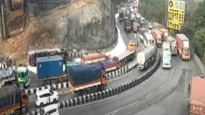 breaking : मुंबई-पुणे महामार्गावर ऑईल टँकर पलटला, मुंबईच्या दिशेने येणारी वाहतूक कोलमडली