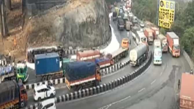 breaking : मुंबई-पुणे महामार्गावर ऑईल टँकर पलटला, मुंबईच्या दिशेने येणारी वाहतूक कोलमडली