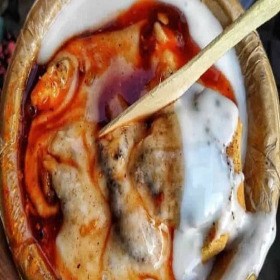 जर तुम्हाला गोड दही आणि भल्लापासून बनवलेले चाट खायची असेल तर तुम्ही नटराज दही भल्ला येथे नक्की भेट द्या. चांदनी चौकात 1940 पासून हे दुकान असल्याचे सांगितले जाते. येथील दही भल्ले खूप चवदार आहेत.