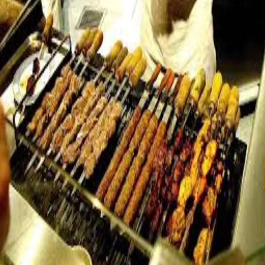 जुन्या दिल्लीत अनेक प्रसिद्ध नॉन व्हेजची दुकाने आहेत. त्यामध्येही जर तुम्हाला फेमस कबाब खायचे असेल तर कुरेशी कबाबला एका नक्कीच भेट द्या. 