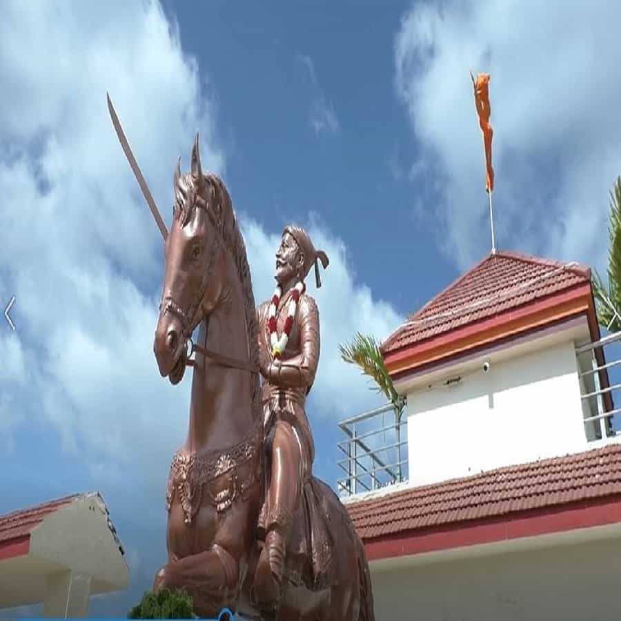 सोलापूर जिल्ह्यातील करमाळा तालुक्यातील निंभोरे येथील शेतकरी तुकाराम शिंदे यांनी घरावर छत्रपती शिवाजी महाराज यांचा अश्वारूढ पुतळा उभा केला आहे. शेतकरी तुकाराम शिंदे यांचं महाराजांबद्दल असणारं प्रेम यातून व्यक्त झालं आहे. पुतळा उभारल्यापासून त्याची परिसरात चर्चा आहे. तसेच पुतळा पाहण्यासाठी करमाळा तालुक्यातील अनेक शिवप्रेमी शेतकरी तुकाराम शिंदे यांच्या घराला भेट देत आहेत.